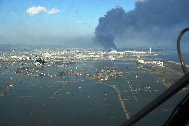 地震後に発生した津波によって浸水した宮城県仙台市宮城野区沿岸（2011年3月12日）。津波火災も発生した。
