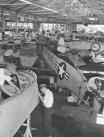 軍用機（P-51）修理。奥には南アフリカ連邦空軍貸与機の姿も見える。（1953年7月）