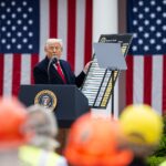 「相互関税」を課すと発表するアメリカ合衆国大統領ドナルド・トランプ（中央）と商務長官ハワード・ラトニック（右）（2025年4月2日、ホワイトハウスローズガーデン）